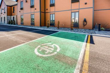 בית מלון כפרי Econo Lodge Inn & Suites