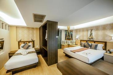 Phi Phi Nice Beach Hotel Hip