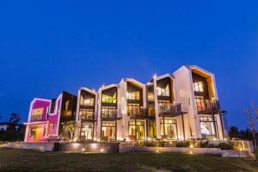 تختخواب و صبحانه Peekaboo