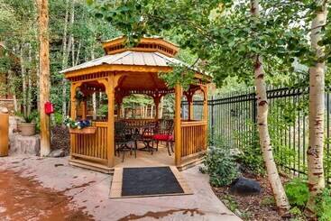ホテル 2 Bedroom Colorado Vacation Rental Situated In River Run Village Steps From The Summit Express Gondo