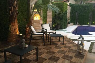 هتل Los Alpes Villa Morra