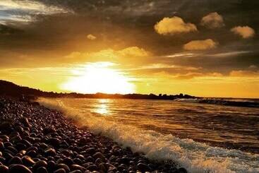 کلبه A House Between Mountains And Coast In A Beautiful And Quiet Sea Village