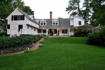 פנסיון Stone Throw Cottage