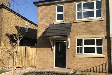 住所  Heathrow Ensuite Rooms