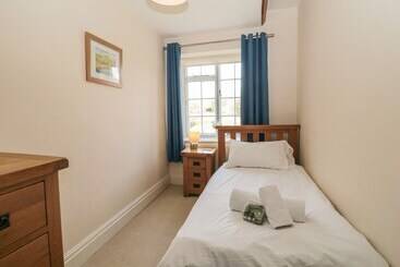 קוטג'' The Old School House