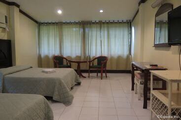 هتل Bohol La Roca