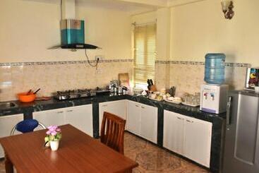 پانسیون Shakya House