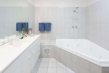 هاستل Adventure Backpackers