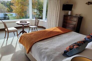 تختخواب و صبحانه Rockcrest House