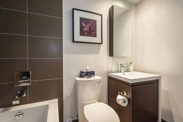 Отель Life Suites - King West Loft