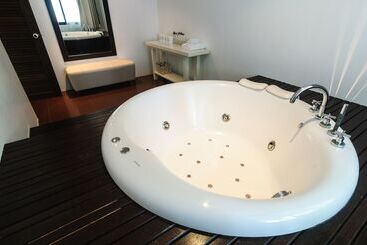 هتل Ocean Breeze Residence