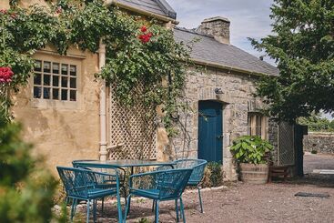 Alium Cottage Gileston Manor