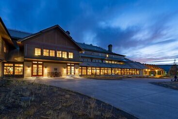 渡假胜地  Old Faithful Snow Lodge & Cabins   Inside The Park