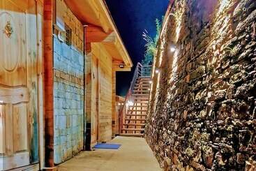 בית מלון כפרי Treehouse Resort