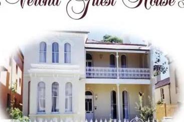 تختخواب و صبحانه Verona Guest House