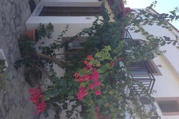 ホテル Alekos Rooms And Apartments