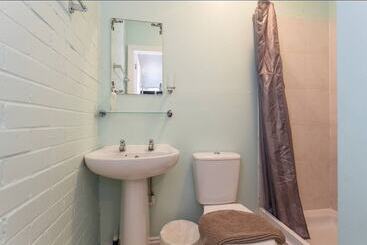 בית מלון כפרי Shirley Apartments, Cozy Studio, 10 Min Drive To City Centre And Cruise Ship Terminals