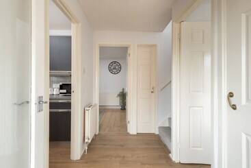 דירת נופש Milton Keynes Close To Station 6 Bed Free Parking