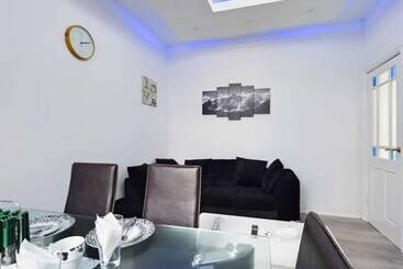 דירת נופש Stunning 4 Bed House Fully Refurbished Modern