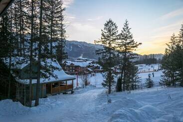 קוטג'' Snow Creek Cabins By Fernie Lodging Co