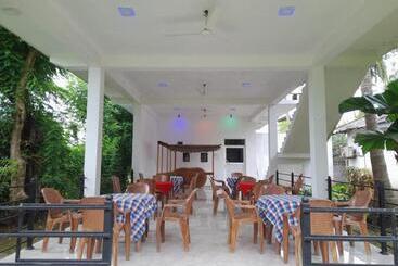 בית מלון כפרי Green Parrot Family Resort