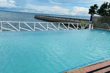 تختخواب و صبحانه Lola S Guest House