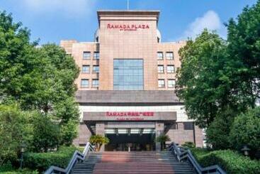 Отель Ramada Plaza By Wyndham Chongqing West