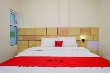 فندق Reddoorz Plus Near Pasar Gede Solo