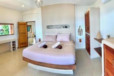 Пансион Three Rare & Private Front Beach Villas