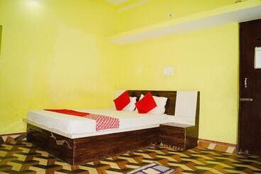 בית מלון כפרי Oyo Flagship 81203 Sai Kripa Guest House