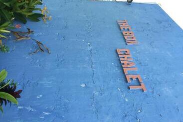 מוטל The Box Chalet