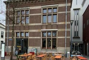 Hostel & Bar De Basis