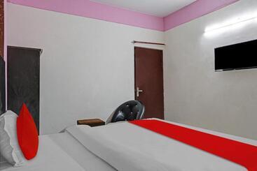 Отель Oyo Flagship 81142 Town Palace