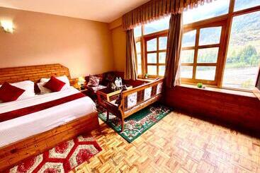 Snow Clad Riverview Hotel & Resort, Manali