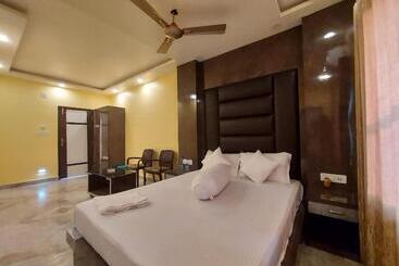 בית מלון כפרי Holiday Beach Resort !! Beach Distance 50 Mts !!