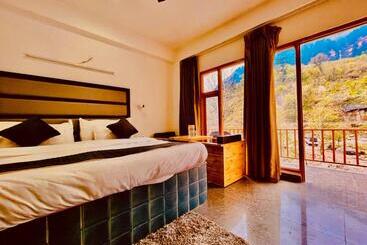 בית מלון כפרי The Beas Riverside Resort, Manali