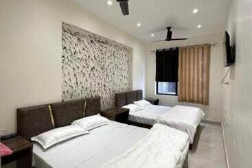 پانسیون Crysta Guest House