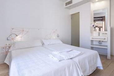 مسافرخانه AMC Granada