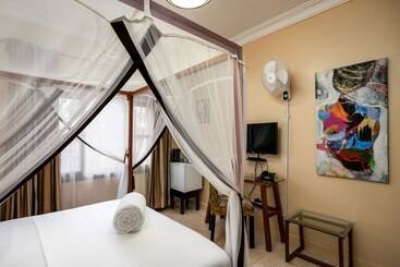 هتل 2 Friends Beach