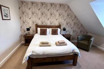 بنسيون The White Hart Inn