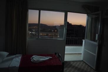 پانسیون Petra Triclinium Home