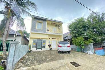 호텔 Homestay Rn Near Taman Bambu Runcing Polewali Mitra Reddoorz