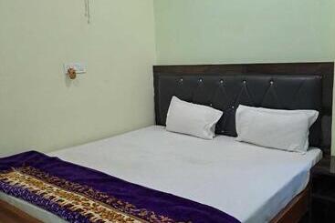 בית מלון כפרי Oyo 80883  Av Priya