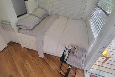 بنسيون 3 Great Room For Rent, Individual Entrance, Share Bathroom, Beautiful Lake, In Manufactured Home 5 M