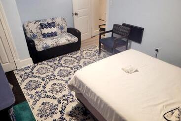 پانسیون Room In Apartment   Blue Room In Delaware