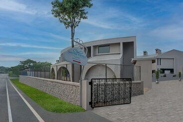 Hotel Sarovar Portico Srinagar