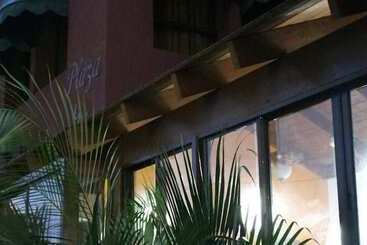 فندق Hostal Plaza Yu