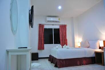فندق Karon Sunshine Guesthouse & Bar