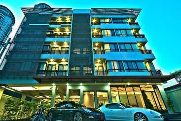 בית מלון כפרי The Present Sathorn