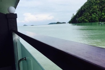 Penarak Bamboo Beach Motel